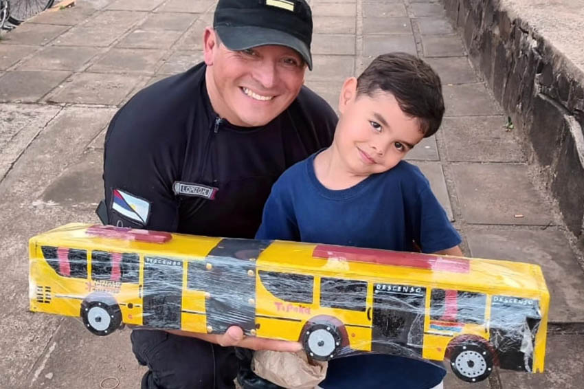 CERRO AZUL: Un policía lleva una década convirtiendo madera en regalos solidarios