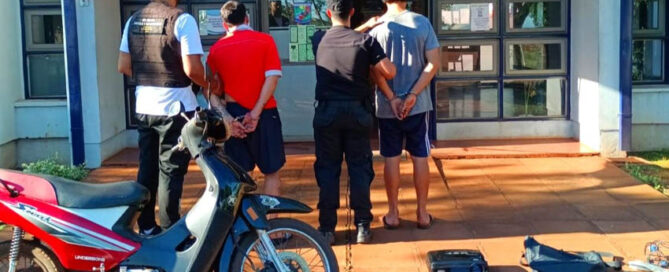 Intentaron vender una moto y un proyector robados y terminaron detenidos
